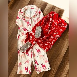 Set of 2 fleece pajamas. In good used condition. Size 18 months.